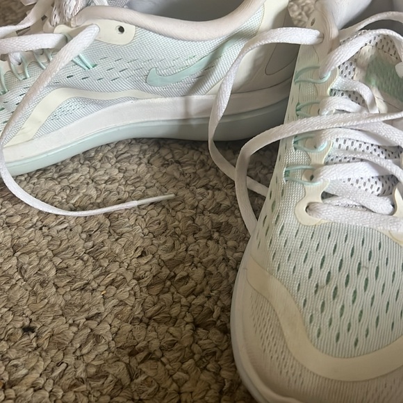 Nike Running Shoes - Picture 2 of 3